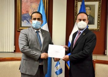 Embajador de Nicaragua presenta copias de estilo