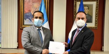 Embajador de Nicaragua presenta copias de estilo