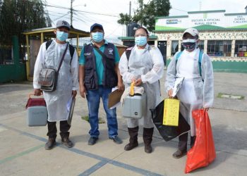 Foto: MSPAS/Brigada de salud llega de casa en casa para vacunar a los menores de 5 años.