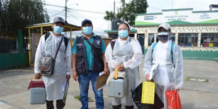 Foto: MSPAS/Brigada de salud llega de casa en casa para vacunar a los menores de 5 años.