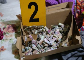 Decomisan más de 64 mil quetzales, celulares y municiones durante allanamientos