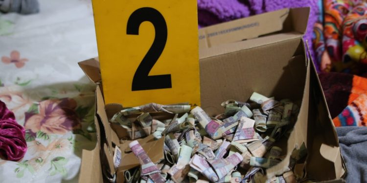 Decomisan más de 64 mil quetzales, celulares y municiones durante allanamientos