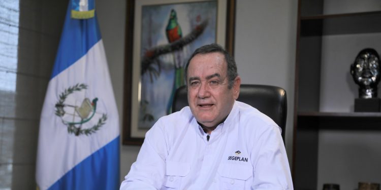 Presidente Giammattei inaugura la primera Feria Virtual de Becas del 2020