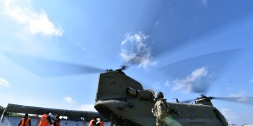 Helicóptero Chinnok CH-47 es cargado de alimentos por elementos del Ejército de Guatemala./Foto: Jason Miranda.