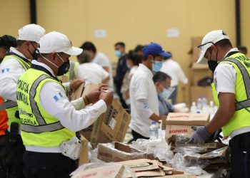 Avanza el embalaje de bolsas de alimentos para damnificados en parque Erick Barrondo