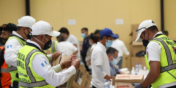Avanza el embalaje de bolsas de alimentos para damnificados en parque Erick Barrondo