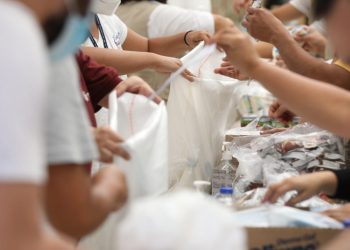 Avanza el embalaje de bolsas de alimentos para damnificados en parque Erick Barrondo
