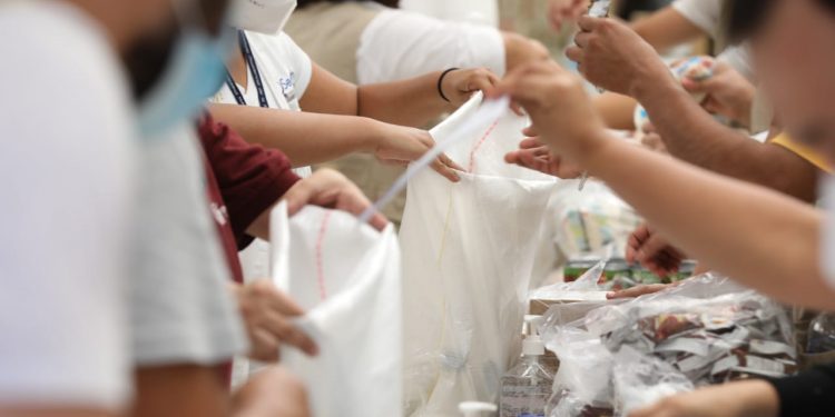 Avanza el embalaje de bolsas de alimentos para damnificados en parque Erick Barrondo