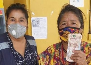 Guatemaltecos reciben tercer aporte del Bono Familia.