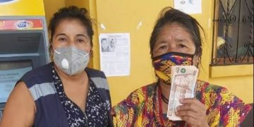 Guatemaltecos reciben tercer aporte del Bono Familia.
