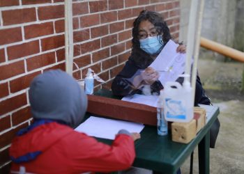 Blanca Valenzuela, imparte clases en el atrio de una iglesia, con las respectivas medidas de prevención.