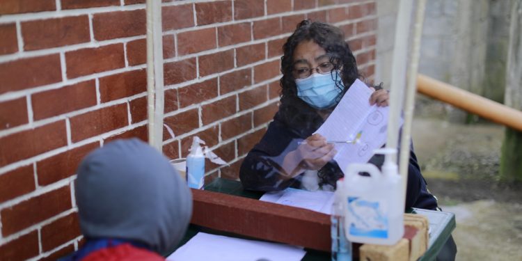 Blanca Valenzuela, imparte clases en el atrio de una iglesia, con las respectivas medidas de prevención.