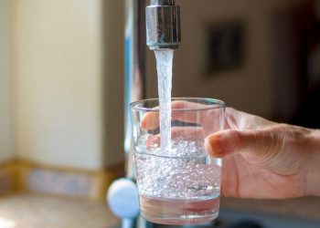 Consumir ocho vasos de agua al día beneficia al organismo/Foto: BBC Mundo.