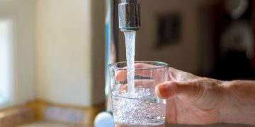 Consumir ocho vasos de agua al día beneficia al organismo/Foto: BBC Mundo.