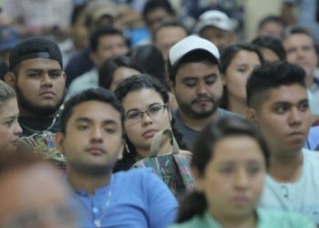 Jóvenes guatemaltecos reciben llamado para prevenir contagios.