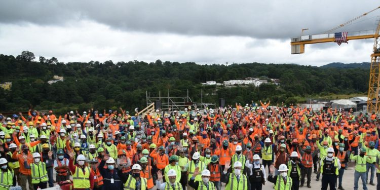 Al menos 2 mil 600 trabajadores y 450 compañías guatemaltecas están contribuyendo en la construcción de la nueva embajada estadounidense.