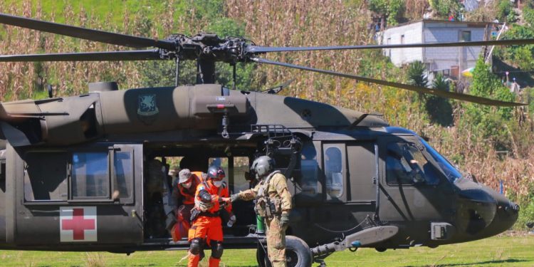Bomberos Voluntarios en operaciones de rescate