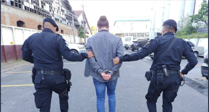 Capturan a presunto narcotraficante en el Aeropuerto Internacional La Aurora