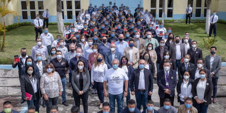 Escritor estadounidense John Maxwell visita Casa Intermedia