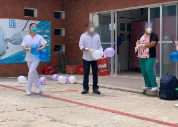 Paciente recuperado es felicitado por el cuerpo médico por haber superado esta enfermedad.