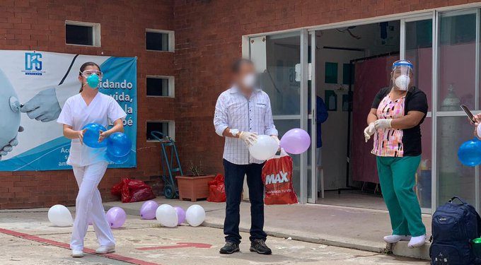 Paciente recuperado es felicitado por el cuerpo médico por haber superado esta enfermedad.