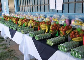 Los alimentos son recibidos por los padres de familia.