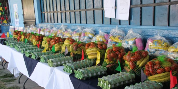Los alimentos son recibidos por los padres de familia.