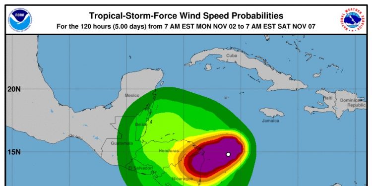Huracán Eta avanza al territorio centroamericano.