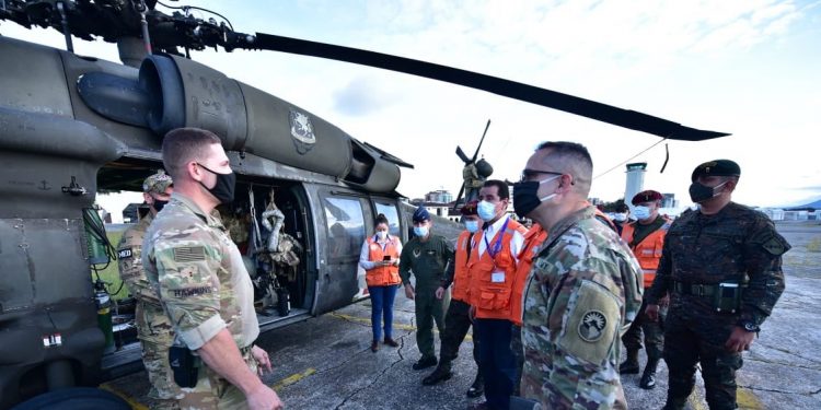 Helicópteros de EE. UU. apoyarán rescate de cuerpos en San Cristóbal Verapaz