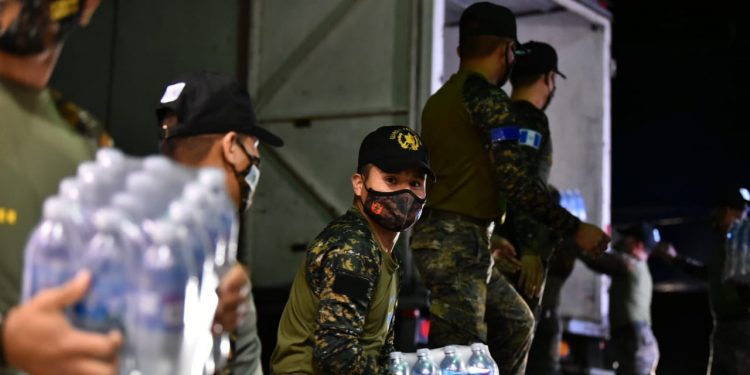 Avanza el embalaje de bolsas de alimentos para damnificados en parque Erick Barrondo