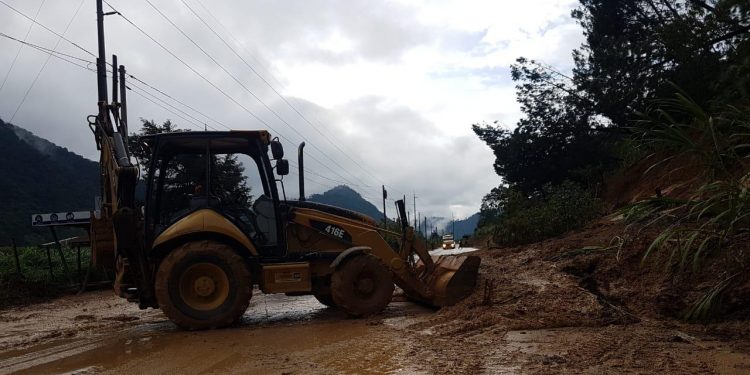 CIV continúa con la limpieza y liberación del paso en carreteras afectadas por la depresión tropical