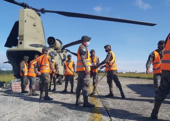 Helicópteros estadounidenses inician traslado de ayuda a damnificados