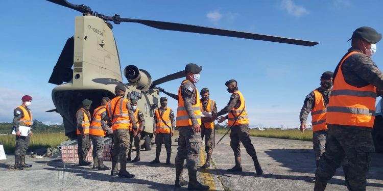 Helicópteros estadounidenses inician traslado de ayuda a damnificados