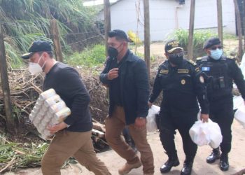 PNC entrega mil 400 bolsas de víveres a familias damnificadas en Tactic