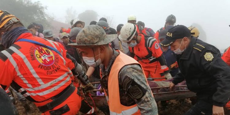 Presidente llama a unirse en oración por socorristas y voluntarios