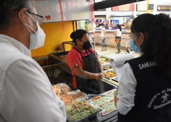 El Ministerio de Salud realiza verificaciones de cumplimiento de normas sanitarias./Foto: MSPAS.