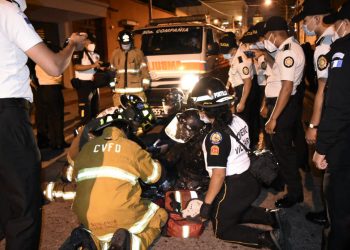 Agentes de la PNC resultan heridos tras disturbios en la Plaza de la Constitución