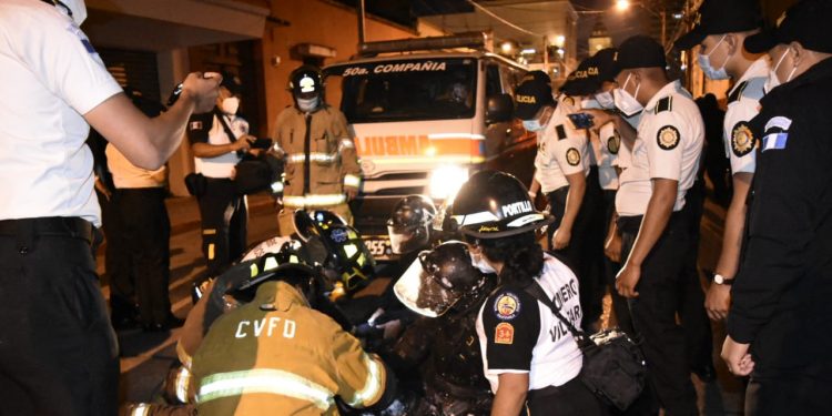 Agentes de la PNC resultan heridos tras disturbios en la Plaza de la Constitución