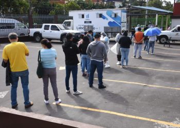 El Laboratorio Móvil realiza pruebas de coronavirus./Foto: MSPAS.