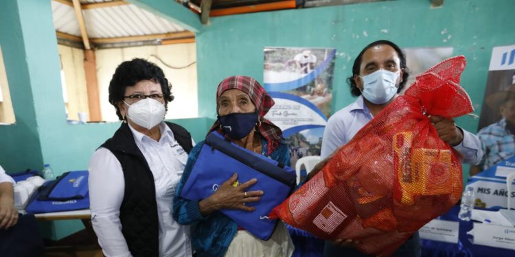 Jalapa: Entregan alimentos a 200 adultos mayores en condición de extrema pobreza