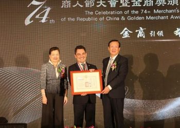 El embajador de Guatemala, Willy Gómez, recibe el premio.