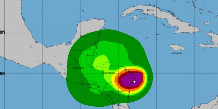 Pronostican incremento de lluvias en Guatemala por desplazamiento de huracán en Centroamérica