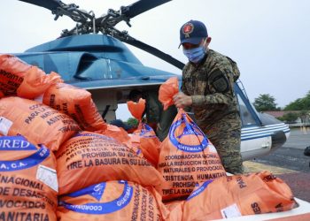 Trasladan ayuda humanitaria a la población afectada.