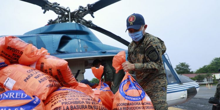 Trasladan ayuda humanitaria a la población afectada.