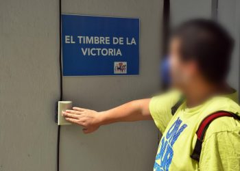 Paciente recuperado toca el timbre de la victoria.