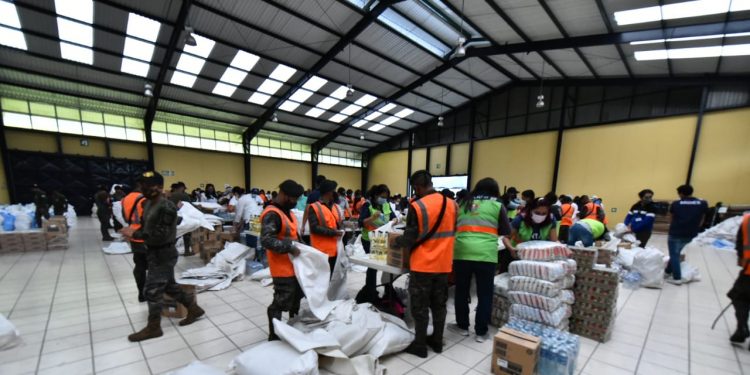 Buscan superar embalaje de 11 mil raciones de alimentos para damnificados