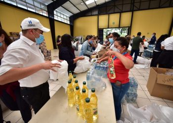 Secretaría de Comunicación Social de la Presidencia atiende llamado a la unidad y colabora en embalaje de víveres