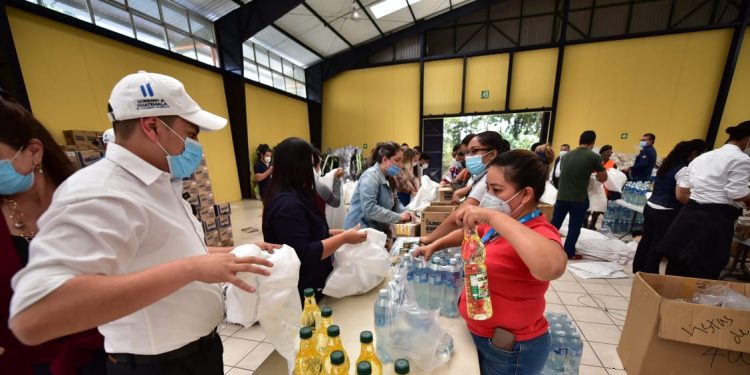 Secretaría de Comunicación Social de la Presidencia atiende llamado a la unidad y colabora en embalaje de víveres