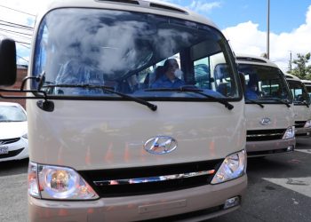 Los autobuses reciben la bendición por Julio Barrios, capellán del nosocomio.