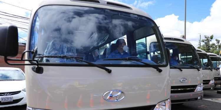 Los autobuses reciben la bendición por Julio Barrios, capellán del nosocomio.